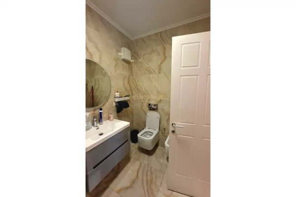 Ambient komercial per Qira 