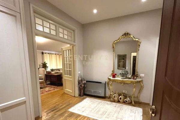 Shtepi ne shitje Penthose(kati i fundit panoramik) ne Tirane, 3+1, Mobilimi E mobiluar, Pagesa 500,000  Euro.