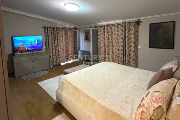Shtepi ne shitje Penthose(kati i fundit panoramik) ne Tirane, 3+1, Mobilimi E mobiluar, Pagesa 500,000  Euro.