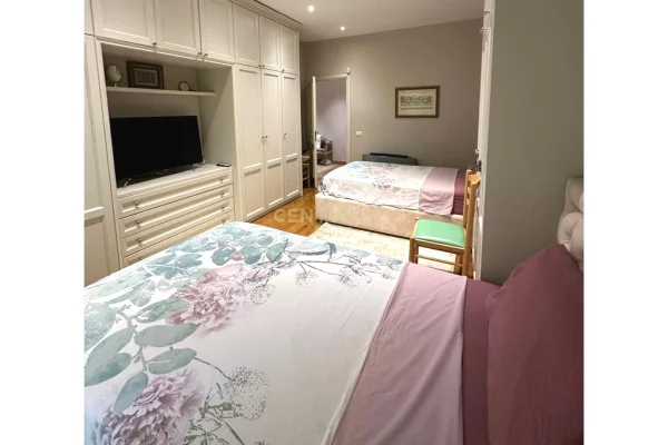 Shtepi ne shitje Penthose(kati i fundit panoramik) ne Tirane, 3+1, Mobilimi E mobiluar, Pagesa 500,000  Euro.