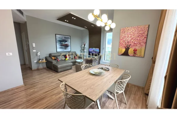 Shtepi ne shitje Apartament ne Tirane, 2+1, Mobilimi E mobiluar, Pagesa 260,000  Euro.