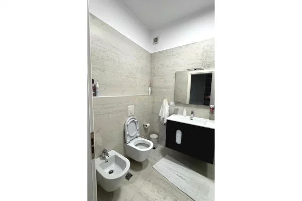 Shtepi ne shitje Apartament ne Tirane, 2+1, Mobilimi E mobiluar, Pagesa 260,000  Euro.