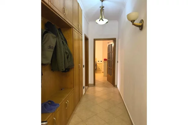 Shtepi me qera Apartament ne Tirane, 2+1, Mobilimi E mobiluar, Pagesa 800  Euro.