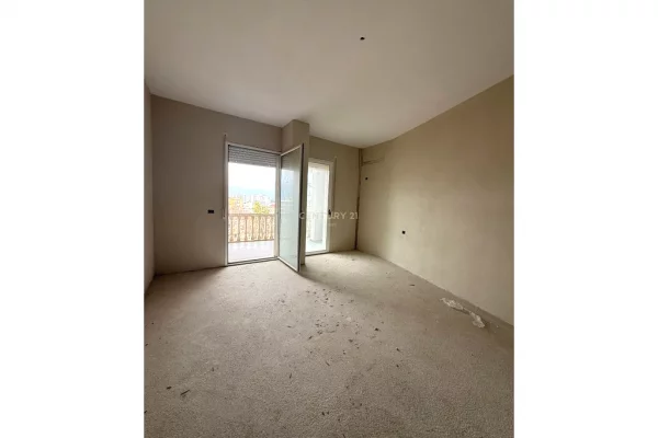 Shtepi ne shitje Apartament ne Vlore, 1+1, Mobilimi Bosh, pa mobiluar, Pagesa 130,000  Euro.