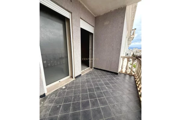 Shtepi ne shitje Apartament ne Vlore, 1+1, Mobilimi Bosh, pa mobiluar, Pagesa 130,000  Euro.