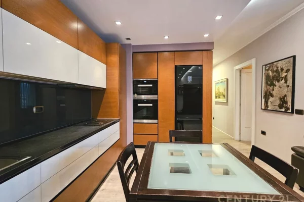 Shtepi ne shitje Apartament ne Tirane, 3+1, Mobilimi E mobiluar, Pagesa 299,900  Euro.