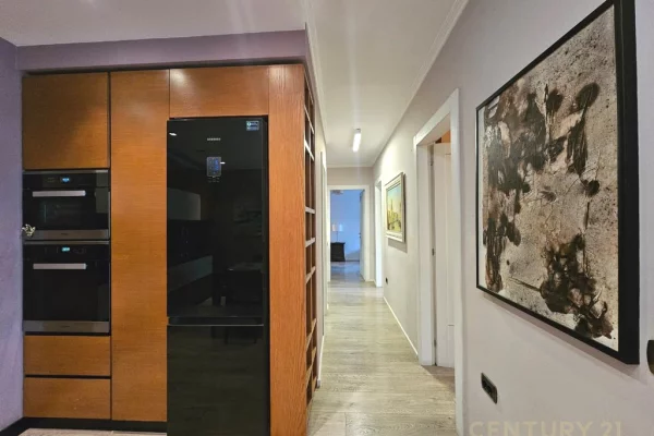 Shtepi ne shitje Apartament ne Tirane, 3+1, Mobilimi E mobiluar, Pagesa 299,900  Euro.