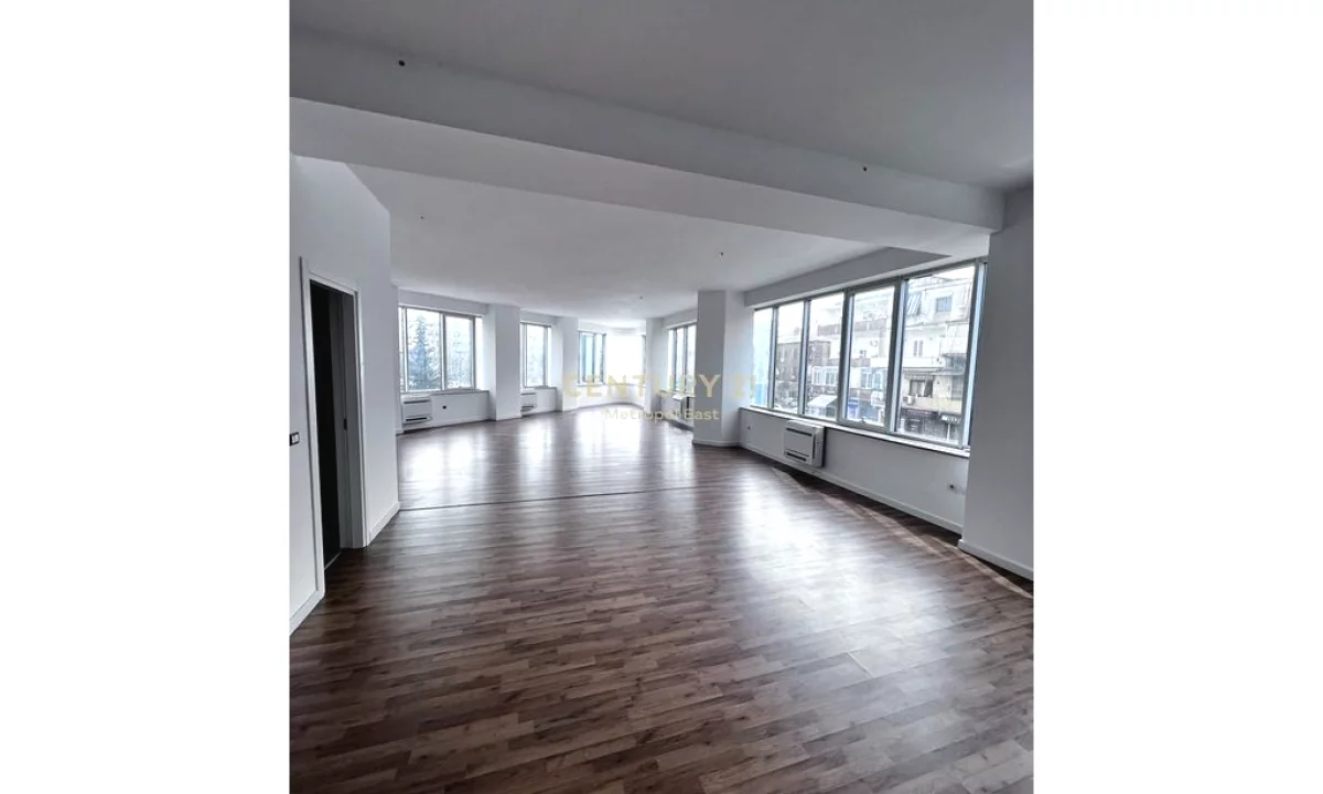 Ambient Per Qira Tek Stadiumi Dinamo