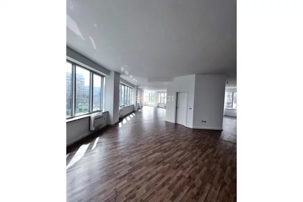 Ambient biznesi me qera 3+1 ne Tirane - 3,500 Euro