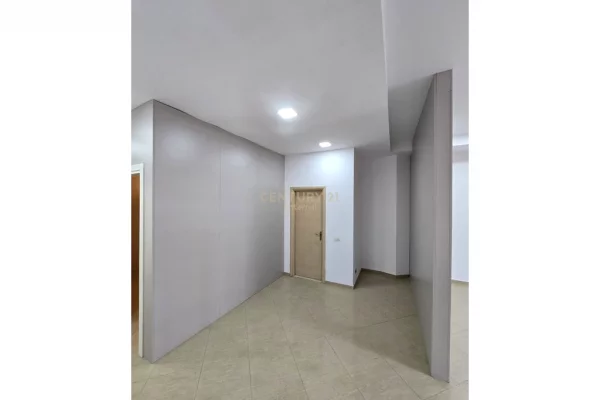 Ambient Komercial per Shitje tek Pallati me Shigjeta