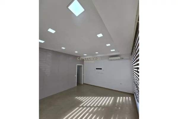 Ambient Komercial per Shitje tek Pallati me Shigjeta