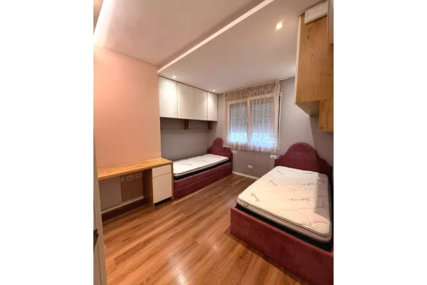 Shtepi me qera Apartament ne Tirane, 2+1, Mobilimi E mobiluar, Pagesa 1,000  Euro.