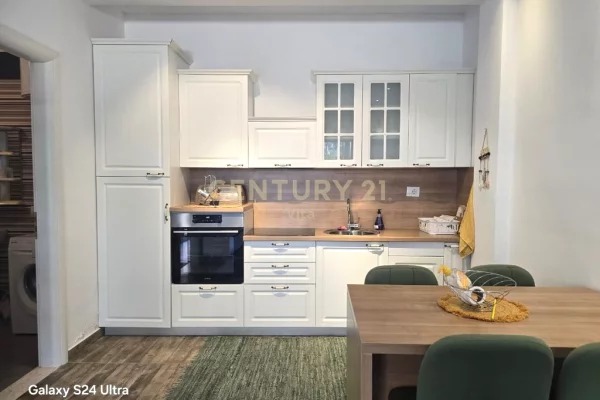 Shitet Apartament 1+1 me Oborr në Gjirin e Lalzit , Durres !