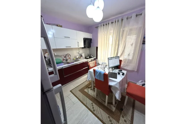 Shtepi me qera Apartament ne Tirane, 2+1, Mobilimi E mobiluar, Pagesa 800  Euro.