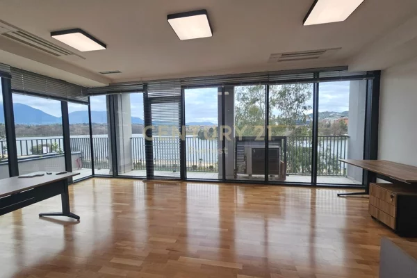 Tek Lake View, Jepet Me Qira Zyre Me Pamje Nga Liqeni, Bashke Me 3 Poste Parkimi!!!