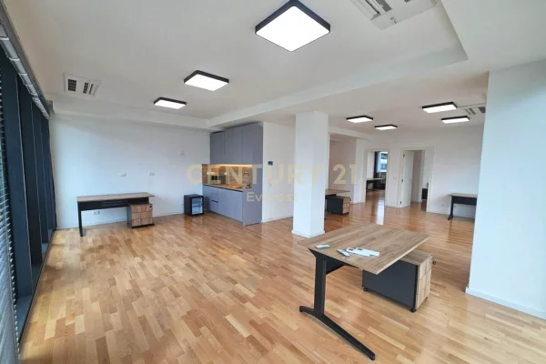 Tek Lake View, Jepet Me Qira Zyre Me Pamje Nga Liqeni, Bashke Me 3 Poste Parkimi!!!