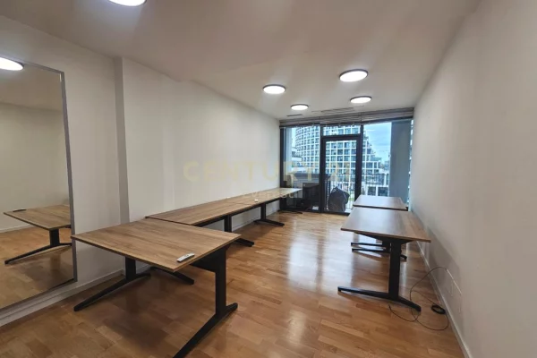 Tek Lake View, Jepet Me Qira Zyre Me Pamje Nga Liqeni, Bashke Me 3 Poste Parkimi!!!