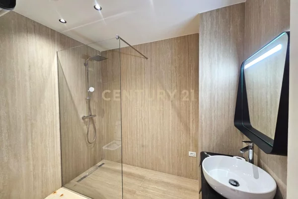 Tek Lake View, Jepet Me Qira Zyre Me Pamje Nga Liqeni, Bashke Me 3 Poste Parkimi!!!