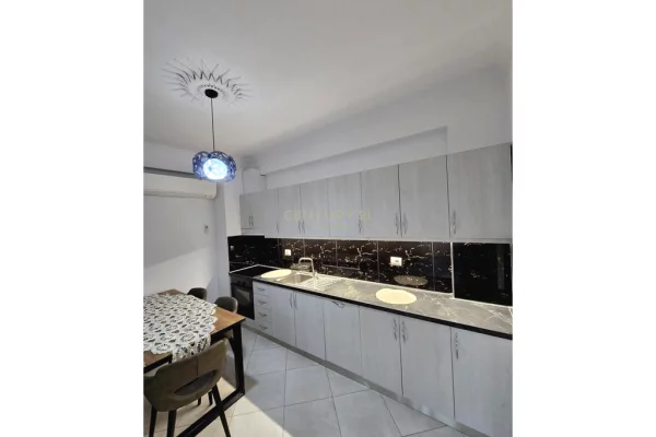 Appartamento in vendita a Tirana 2+1, Arredato