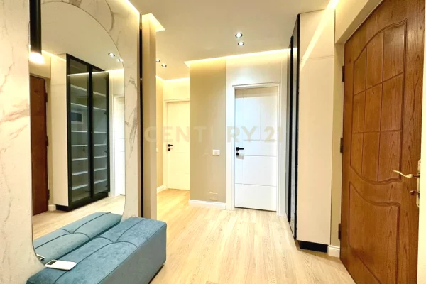 Appartamento in affitto a Tirana 2+1, Arredato