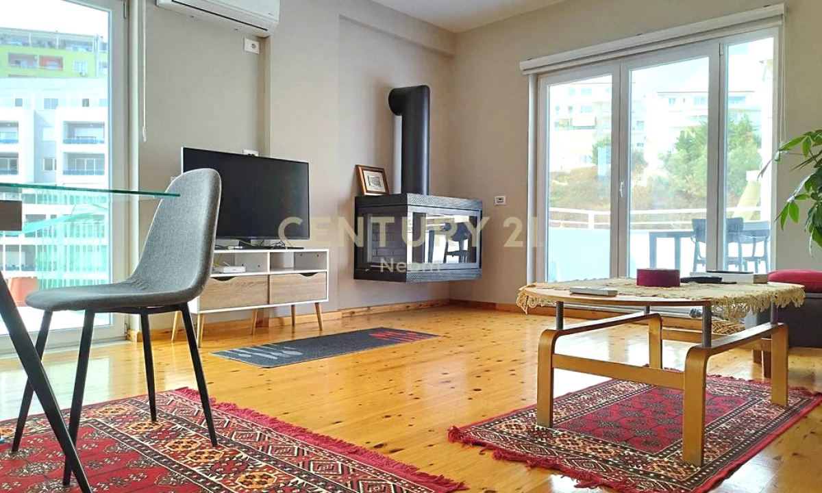 Attico(ultimo piano panoramico) in affitto a Tirana 3+1, Arredato