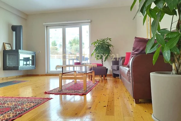 Attico(ultimo piano panoramico) in affitto a Tirana 3+1, Arredato