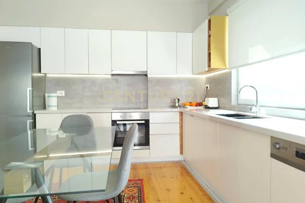 Attico(ultimo piano panoramico) in affitto a Tirana 3+1, Arredato