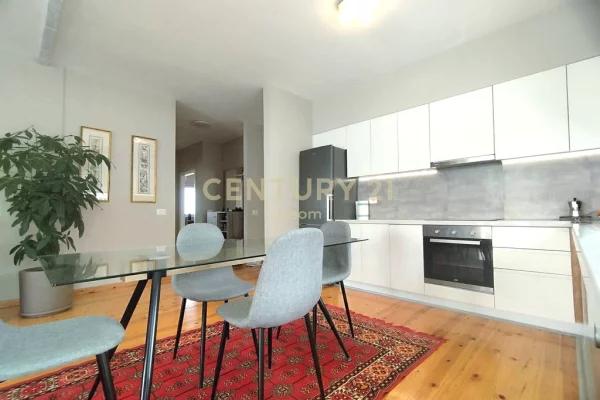 Attico(ultimo piano panoramico) in affitto a Tirana 3+1, Arredato