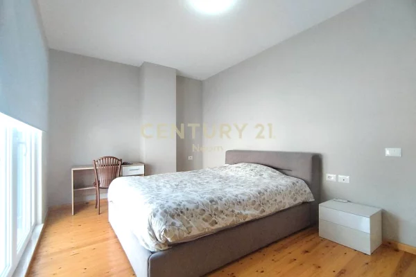 Attico(ultimo piano panoramico) in affitto a Tirana 3+1, Arredato