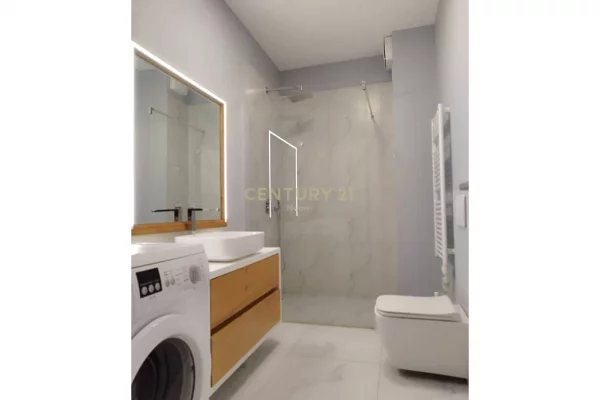 Attico(ultimo piano panoramico) in affitto a Tirana 3+1, Arredato