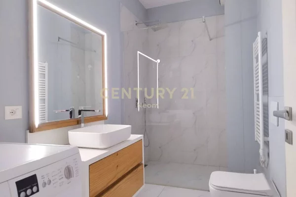 Attico(ultimo piano panoramico) in affitto a Tirana 3+1, Arredato