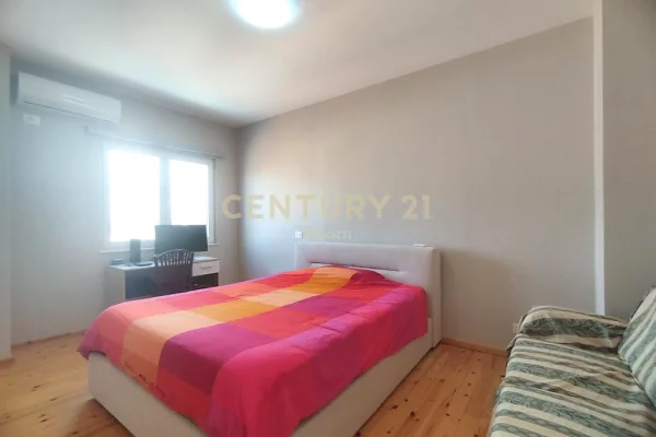 Attico(ultimo piano panoramico) in affitto a Tirana 3+1, Arredato