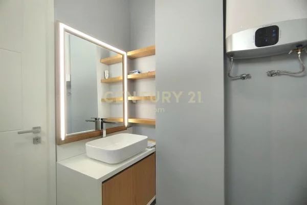 Attico(ultimo piano panoramico) in affitto a Tirana 3+1, Arredato