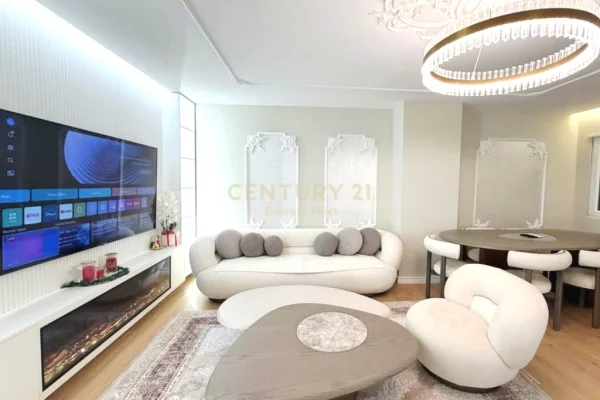 Shitet Apartament Luksoz 2+1+2 me 2 Poste Parkimi ne qender
