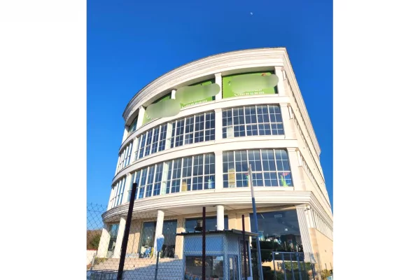 Ambiente Commerciale in Vendita 3+1 a Tirana - 1,250,000 Euro