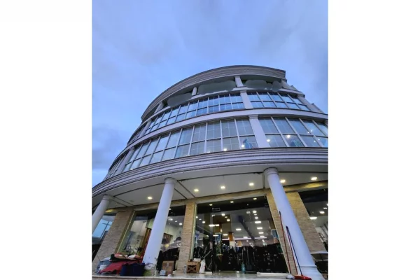 Ambiente Commerciale in Vendita 3+1 a Tirana - 1,250,000 Euro