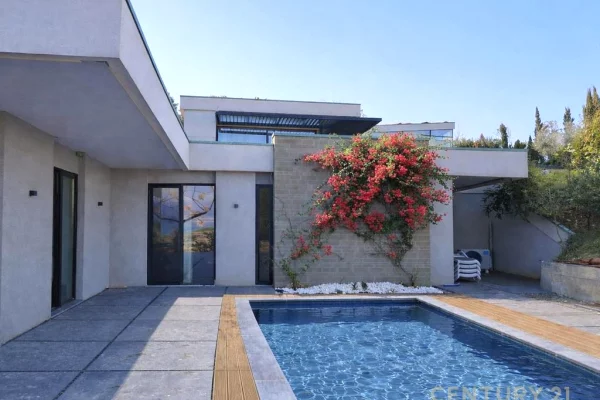 Shtepi ne shitje Vila Luksoze ne Durres, 3+1, Mobilimi E mobiluar, Pagesa 550,000  Euro.