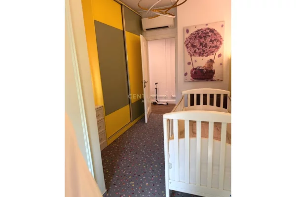 Shtepi me qera Apartament ne Tirane, 3+1, Mobilimi E mobiluar, Pagesa 1,500  Euro.