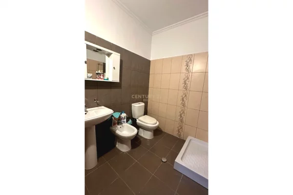 Shtepi me qera Apartament ne Tirane, 2+1, Mobilimi E mobiluar, Pagesa 75,000  Leke.