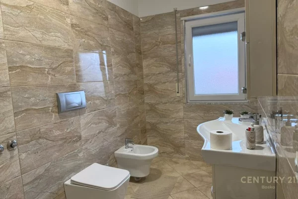 Shtepi me qera Vila Luksoze ne Tirane, 3+1, Mobilimi E mobiluar, Pagesa 2,300  Euro.