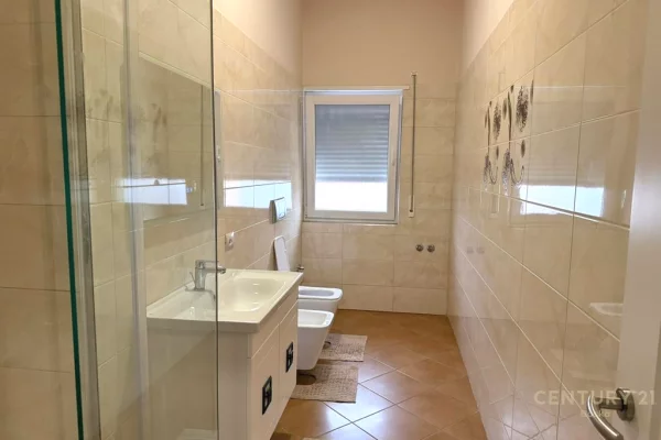 Shtepi me qera Vila Luksoze ne Tirane, 3+1, Mobilimi E mobiluar, Pagesa 2,300  Euro.