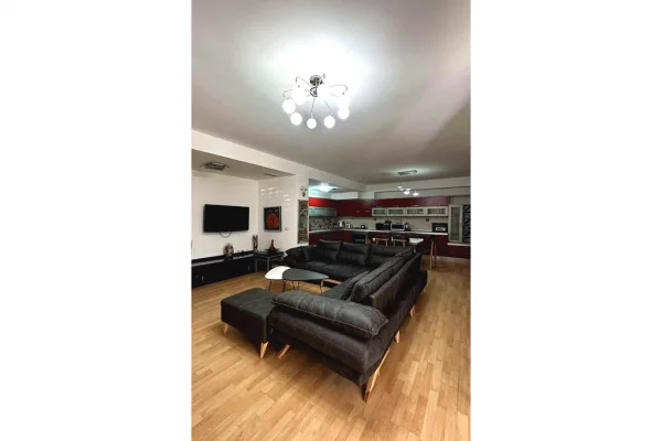 Ambiente Commerciale in Vendita 1+1 a Tirana - 450,000 Euro