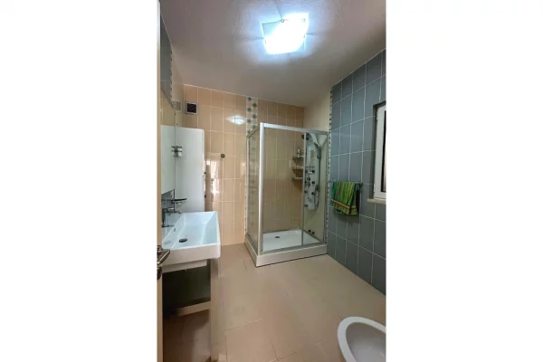 Godine 4-kateshe per shitje per banim ose biznes