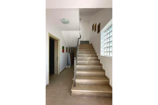 Godine 4-kateshe per shitje per banim ose biznes