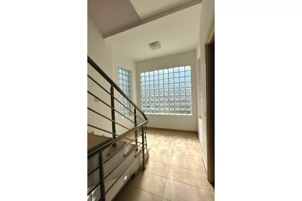 Godine 4-kateshe per shitje per banim ose biznes