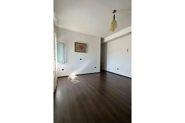 Godine 4-kateshe per shitje per banim ose biznes