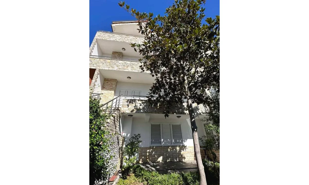 Godine 4-kateshe per shitje per banim ose biznes