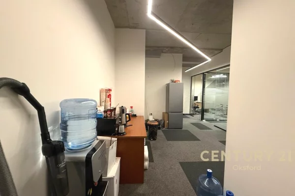 Ambient biznesi me qera 3+1 ne Tirane - 2,200 Euro