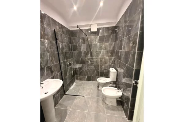 Shtepi me qera Apartament ne Tirane, 2+1, Mobilimi E mobiluar, Pagesa 850  Euro.