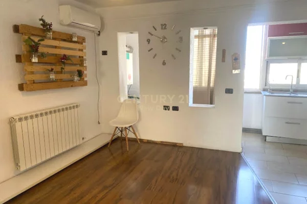 Shtepi me qera Duplex(shtepi me 2 kate) ne Tirane, 2+1, Mobilimi E mobiluar, Pagesa 650  Euro.